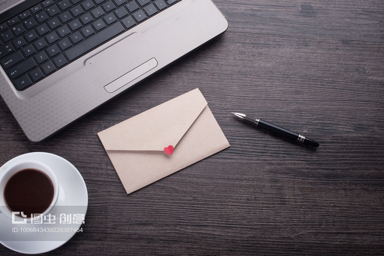 打造高效愉悅的辦公天地 電腦、咖啡與禮物的桌面交響曲